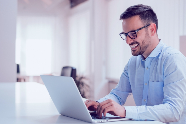 Man kijkt naar laptopscherm